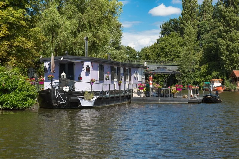 15 Questions You Should Ask Before Buying a Houseboat